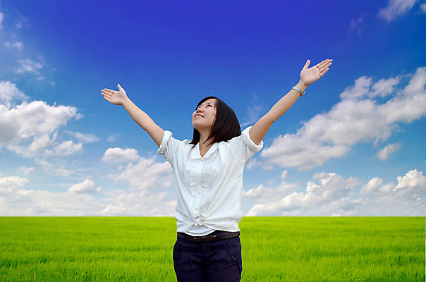 포토 JPG 해외이미지 모델 라이프스타일 여자 행복 컨셉 휴가 관리 한명 서기 사람 야외 초록색 파란색 기쁨 개화 해외202004 해외포토 1 꽃 감정 컬러 모션 생활 파일형식 이미지허브