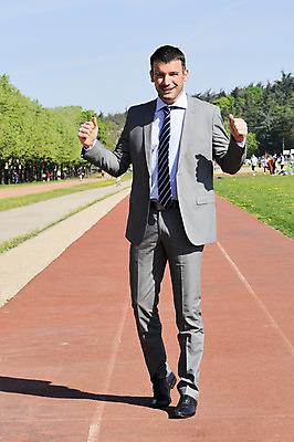 포토 JPG 해외이미지 백인 1 스포츠 컨셉 비즈니스 건강 한명 사람 정장 성인 야외 세로 운동 경쟁 레이싱 비즈니스맨 중앙 가득함 집중 리더 옷입기 길이 달리기선수 선로 유일 선두 해외202004 해외포토 서양인 옷 남자 모션 시합 직장인 육상선수 파일형식 이미지허브