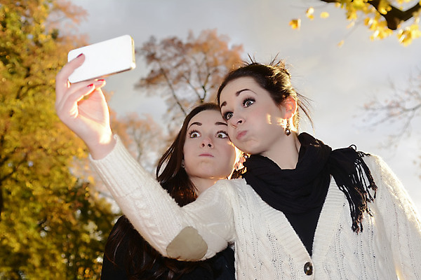 포토 JPG 해외이미지 나무 공원 여자 행복 2 가족 자연 모바일 함께함 미소 웃음 두명 스마트폰 핸드폰 청춘 노란색 검은색 사진촬영 우정 기쁨 가을 행운 찡그림 황금 자매 언니 성인여자만 해외202004 해외포토 식물 계절 공공시설 감정 컬러 컨셉 관계 표정 사람 친구 전자제품 스마트기기 촬영 생태계 여자만 성인만 파일형식 이미지허브