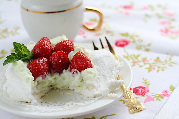 포토 JPG 해외이미지 딸기 단면 디저트 실내 사람없음 케이크 머랭 해외202004 파블로바 해외포토 음식 과일 내부 파일형식 이미지허브