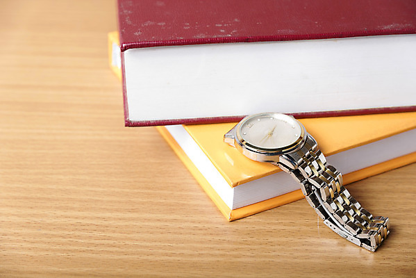 포토 JPG 해외이미지 근접촬영 사람없음 손목시계 오브젝트 책더미 해외202004 해외포토 뷰포인트 시계 장신구 책 무더기 파일형식 이미지허브