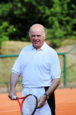 포토 JPG 해외이미지 행복 스포츠 이동 공 휴식 건강 한명 성인 취미 운동복 테니스 백발 레이싱 놀이터 은퇴 해외202004 해외포토 1 헤어스타일 옷 감정 컨셉 놀이 사람 시합 구기 파일형식 이미지허브