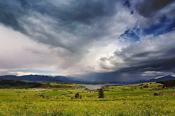포토 JPG 해외이미지 나무 식물 구름 유럽 호수 밭 농업 자연 하늘 바람 날씨 산 풍경 사람없음 초록색 물 여름 빛 강 햇빛 농장 마을 환경 맑음 봄 젖음 시골 숲 4월 5월 언덕 장면 폭풍 타운 슬로바키아 해외202004 해외포토 자연요소 계절 나라 산업 컬러 태양 도시 날짜 생태계 파일형식 이미지허브