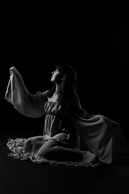 포토 JPG 해외이미지 백인 1 드레스 옷 그림자 미술 한명 사람 앉기 옆모습 세로 검은색 어둠 댄서 흰색 기다림 고독 시작 전후 해외202004 해외포토 서양인 직업 감정 뷰포인트 컬러 모션 문화예술 비교 파일형식 이미지허브
