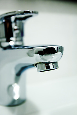 포토 JPG 해외이미지 디자인 아이디어 실내 경사 사람없음 물 빛 반사 금속 젖음 흐름 액체 클래식 떨어짐 구슬 묘사 수도꼭지 광택 설치 스테인레스 철강 스타일 부족함 해외202004 해외포토 자연요소 컨셉 재질 내부 파일형식 이미지허브