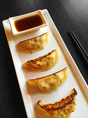 포토 JPG 해외이미지 전통 접시 음식 젓가락 콩 건강 요리 동양인 사람없음 세로 갈색 노란색 식당 일본 검은색 식사 저녁식사 튀김 흰색 막대기 맛 먹기 서빙 점심식사 대두 타파스 해외202004 해외포토 식기 아시아 컬러 컨셉 모션 곡류 수저 인종 상점 애피타이저 파일형식 이미지허브