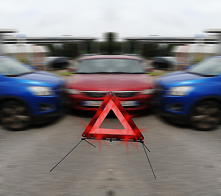 포토 JPG 해외이미지 주간 도로 자동차 사람없음 야외 아웃포커스 삼각형 위험 충돌 교통사고 비상등 사고현장 해외202004 해외포토 자연요소 도형 길 육상교통 컨셉 교통시설 촬영기법 사건 파일형식 이미지허브