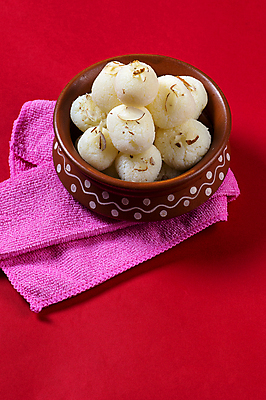 포토 JPG 해외이미지 디저트 사람없음 도자기 원형 사기그릇 냅킨 인도음식 라스굴라 해외포토 도형 그릇 음식 치즈 동양음식 파일형식 이미지허브