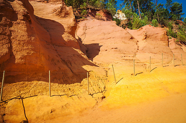 포토 JPG 해외이미지 나무 백그라운드 오렌지 자연 풍경 사람없음 야외 빨간색 프랑스 바위 정상 언덕 남쪽 프랑스어 프로방스 해외202004 해외포토 식물 문자 유럽 컬러 과일 돌_바위 방향 생태계 파일형식 이미지허브