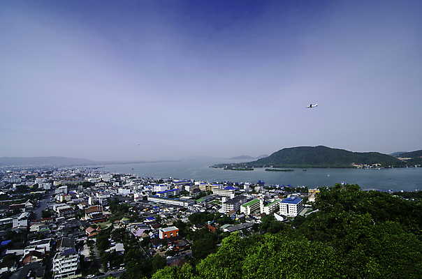 포토 JPG 해외이미지 구름 해외 외관 문화 바다 여행 비즈니스 건축양식 태국 자연 하늘 지붕 새로움 산 거리 비행기 주택 안테나 파노라마 풍경 사람없음 야외 건물 도시풍경 사무실 도시 센터 도심 장면 타운 스카이라인 남쪽 대패 해외202004 해외포토 자연요소 건축물 건축 아시아 컨셉 통신 항공교통 대중교통 촬영기법 방향 생태계 파일형식 이미지허브