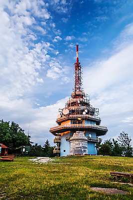 포토 JPG 해외이미지 나무 구름 접시 산업 통신 하늘 모바일 무선통신 산 세포 안테나 사람없음 초록색 파란색 햇빛 탑 금속 텔레비전 일몰 인공위성 네트워크 전자레인지 역 저녁 연결 무선전화기 전화기 언덕 수화기 라디오 신호 방송 전염 송신기 슬로바키아 철강 셀룰러 해외202004 해외포토 자연요소 식물 식기 건축물 유럽 컬러 교통시설 재질 전자제품 태양 노을 가전제품 레인지 질병 야간 감염 파일형식 이미지허브