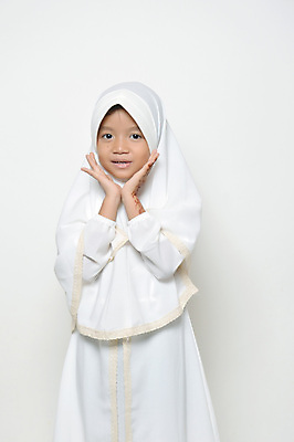 포토 JPG 해외이미지 1 손 여자 딸 행복 아시아 종교 얼굴 어린이 백그라운드 셔츠 신체 한명 사람 동양인 빛 컬러풀 머리 유행 보라색 목도리 줄무늬 흰색 달콤 작음 이슬람교 수줍음 싱글 인도네시아 숭배 스타일 해외202004 해외포토 잡화 감정 나라 컬러 상의 무늬 가족 인종 신체부위 맛 크기 파일형식 이미지허브