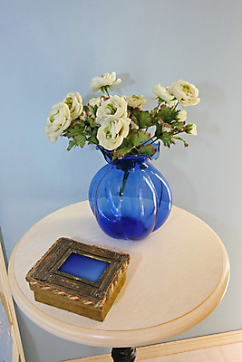 포토 JPG 해외이미지 꽃 꽃다발 가구 탁자 주택 사람없음 내부 파란색 상자 꽃병 침실 수확 원형 복고 해외202004 해외포토 도형 식물 컬러 생활용품 농업 건물 파일형식 이미지허브