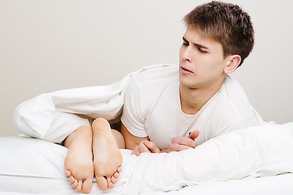 포토 JPG 해외이미지 커플 남자 실내 한명 상반신 성인 침대 찡그림 냄새 불쾌함 악취 발냄새 성인남자한명만 해외202004 해외포토 1 감정 가구 관계 표정 사람 내부 남자한명만 성인남자만 파일형식 이미지허브