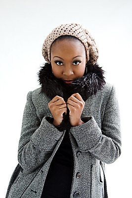 포토 JPG 해외이미지 옷 여자 겨울 털 한명 갈색 유행 검은색 재킷 회색 추위 코트 흰색 고립 해외202004 해외포토 1 계절 컬러 사람 외투 파일형식 이미지허브