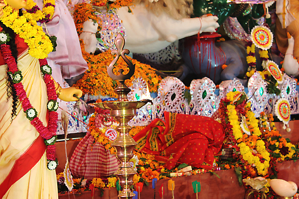 포토 JPG 해외이미지 전통 여자 꽃 아시아 종교 문화 조각 여행 불 휴가 기념 관리 사람 동양인 사람없음 장식 빨간색 축제 기도 축하 사찰 의식 축복 성직자 인도인 집중 예배 신성 순례자 숭배 여신 힌두교 해외202004 해외포토 자연요소 외국인 식물 나라 컬러 컨셉 종교건축 인종 파일형식 이미지허브