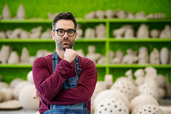 포토 JPG 해외이미지 전통 손 디자인 남자 안경 조각 컨셉 비즈니스 탁자 창조 미술 한명 사람 취미 내부 초록색 우주 업무 도자기 작업실 칼 제조 상품 자르기 진열장 날것 만들기 점토 토기 장인 주인 수공예 도예가 프로젝트 핸드메이드 해외202004 해외포토 직업 1 잡화 컬러 가구 모션 문화예술 신체부위 작업 용기_그릇 공예 파일형식 이미지허브