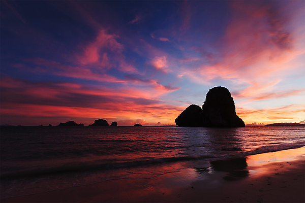 포토 JPG 해외이미지 구름 실루엣 아시아 모래 파도 바다 섬 여행 컨셉 태국 자연 하늘 휴가 동양인 사람없음 물 반사 일몰 바위 휴양지 암초 이상 해외202004 해외포토 자연요소 나라 촬영기법 인종 노을 장소 돌_바위 생태계 파일형식 이미지허브