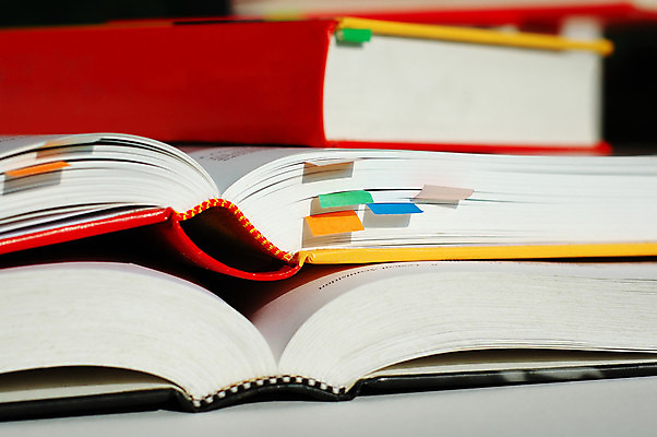 포토 JPG 해외이미지 학생 교육 문화 텍스트 학교 사람없음 책 스터디 라벨 쌓기 쪽지 교사 정보 오픈 가르침 교과서 대학교 문학 페이지 양장본 서점 보관소 조언 해외202004 해외포토 직업 모션 교재 프레임 학습 상점 저장 파일형식 이미지허브