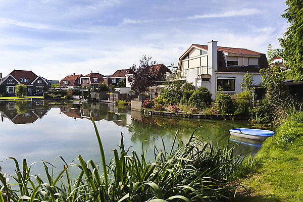 포토 JPG 해외이미지 전통 외관 백그라운드 자연 거리 주택 풍경 사람없음 야외 건물 초록색 물 반사 정원 침묵 연못 보트 네덜란드 타운 줄서기 해외202004 해외포토 자연요소 건축물 유럽 컬러 배_교통 모션 소리 도시 생태계 파일형식 이미지허브