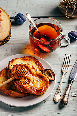 포토 JPG 해외이미지 접시 포크 실내 사람없음 나이프 찻잔 티스푼 꿀 서양자두 허니디퍼 나무배경 해외202004 프렌치토스트 해외포토 식기 백그라운드 잔 내부 숟가락 도구 칼 토스트 파일형식 이미지허브