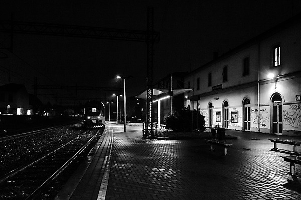 포토 JPG 해외이미지 컨셉 사람없음 어둠 이탈리아 기차 역 야간 혼자 해외202004 해외포토 자연요소 유럽 육상교통 교통시설 대중교통 파일형식 이미지허브