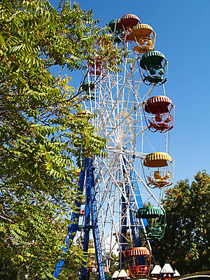 포토 JPG 해외이미지 나무 공원 하늘 휴가 사람없음 야외 놀이공원 바퀴 원형 저녁 회전목마 돌리기 해외202004 해외포토 도형 식물 공공시설 모션 테마파크 놀이기구 야간 파일형식 이미지허브