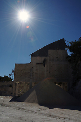 포토 JPG 해외이미지 외관 산업 선 이동 건축양식 공장 자연 하늘 날씨 사람없음 건물 파란색 빛 햇빛 태양 반사 쌓기 맑음 기계 흙 장비 조약돌 뜨거움 땅 발굴 먼지 흙더미 생태학 석회암 지질학 채석 추출 컨베어밸트 콘크리트 해외202004 해외포토 자연요소 건축물 교육 건축 컬러 컨셉 공업 모션 암석 돌_바위 생태계 파일형식 더미 이미지허브