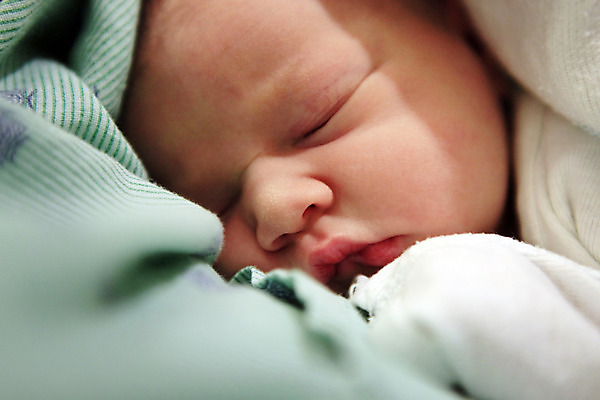 포토 JPG 해외이미지 백인 손 남자 아들 어린이 병원 사랑 한명 건강관리 환자 아기 신생아 잠 작음 감시 돌봄 천진난만 해외202004 해외포토 서양인 1 감정 컨셉 의학 가족 모션 건강 관리 사람 신체부위 크기 파일형식 이미지허브