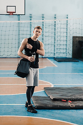 포토 JPG 해외이미지 백인 라이프스타일 유럽 스포츠 생각 가방 실내 한명 사람 성인 물 운동복 운동 체육관 운동가 해외202004 해외포토 자연요소 서양인 1 잡화 옷 나라 건강 내부 생활 파일형식 이미지허브