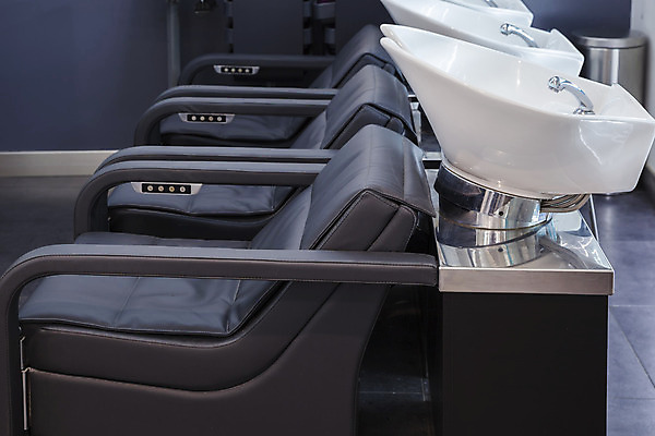 포토 JPG 해외이미지 직업 디자인 가구 의자 비즈니스 조명 실내 건강 사람없음 내부 치료 화장 유행 상점 금속 검은색 스파 화장품 방 장비 흰색 고급 우아함 시원함 미용사 이발 싱크대 안락의자 이발소 다락방 돌봄 이발사 스타일 해외202004 해외포토 컬러 생활용품 컨셉 의학 모션 재질 뷰티 뷰티샵 개수대 파일형식 이미지허브