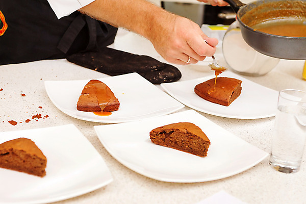 포토 JPG 해외이미지 접시 음식 조각 휴가 디저트 관리 사탕 사람없음 쿠키 케이크 주방 식당 초콜릿 요리사 대접 신선 업무 작업실 달콤 맛 설탕 굽기 충동구매 핸드메이드 캐러멜 해외202004 해외포토 직업 식기 컨셉 쇼핑 상점 작업 구이 과소비 파일형식 이미지허브