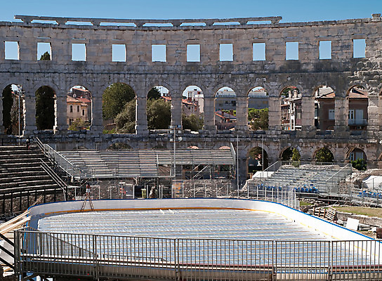 포토 JPG 해외이미지 문화 여행 곡선 건축양식 하늘 휴가 사람없음 건물 여행객 경기장 게임 기둥 원형 역사 아치 과거 콜로세움 크로아티아 천연기념물 로마인 원형극장 검투사 해외202004 해외포토 도형 직업 건축물 건축 유럽 선 컨셉 스포츠시설 놀이 사람 인종 로마 극장 파일형식 이미지허브