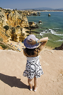 포토 JPG 해외이미지 응시 드레스 여자 유럽 바다 여행 자연 바람 휴가 한명 풍경 경사 야외 여름 검은색 고요 관찰 위험 포르투갈 해외202004 해외포토 자연요소 1 시선 옷 계절 나라 컬러 컨셉 모션 날씨 사람 생태계 파일형식 이미지허브