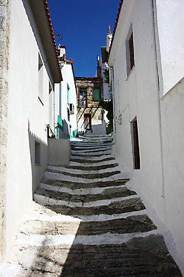 포토 JPG 해외이미지 바다 건축양식 거리 주택 사람없음 파란색 계단 마을 조약돌 바위 흰색 역사 그리스 그림 해외202004 해외포토 건축 유럽 컬러 건물 돌_바위 파일형식 이미지허브