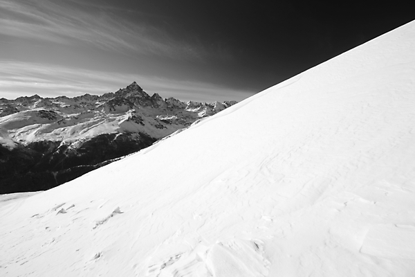 포토 JPG 해외이미지 계절 겨울 자연 스키 휴식 산 파노라마 풍경 사람없음 야외 계곡 냉동 얼음 침묵 이탈리아 탐험 흰색 황무지 고독 순수 산등성이 빙하 서리 산봉우리 무한 웅장함 제설기 산맥 해외202004 해외포토 자연요소 감정 유럽 컬러 컨셉 겨울스포츠 촬영기법 소리 생태계 봉우리 제설 파일형식 이미지허브