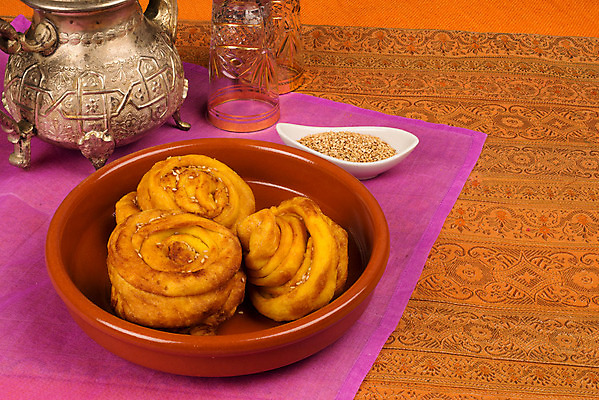 포토 JPG 해외이미지 전통 계절 음식 부분 디저트 사람없음 가로 쿠키 달콤 찻주전자 이슬람교 굽기 서빙 라마단 아랍어 정물화 페스츄리 핸드메이드 해외202004 해외포토 종교 빵 주전자 맛 구이 그림 파일형식 이미지허브