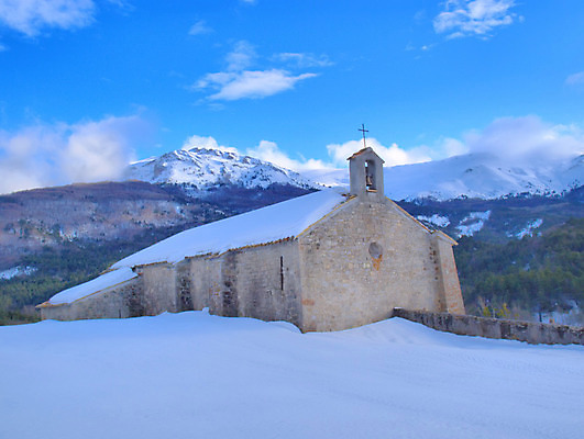 포토 JPG 해외이미지 종교 산 풍경 사람없음 교회 프랑스 흰색 프랑스어 프로방스 눈내림 해외202004 해외포토 문자 유럽 컬러 종교건축 눈_날씨 건물 파일형식 이미지허브