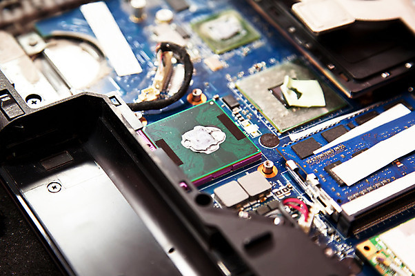 포토 JPG 해외이미지 산업 실내 사람없음 노트북 컴퓨터 검은색 어둠 장비 코드 먼지 라디에이터 램 프로세서 해외202004 해외포토 컬러 내부 전자제품 파일형식 이미지허브