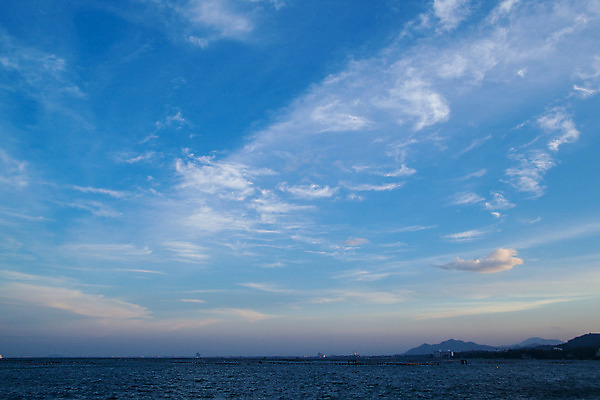 포토 JPG 해외이미지 나무 구름 공원 호수 바다 여행 백그라운드 컨셉 자연 하늘 산 풍경 사람없음 야외 가로 초록색 물 여름 파란색 빛 침묵 바위 흰색 오픈 보트 숲 장면 내추럴 해외202004 해외포토 자연요소 식물 계절 공공시설 컬러 배_교통 소리 돌_바위 생태계 파일형식 이미지허브