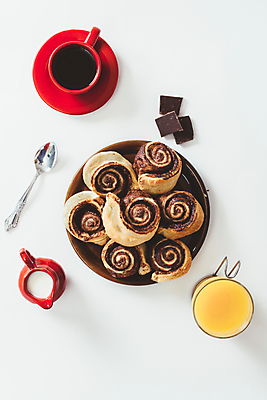 포토 JPG 해외이미지 전통 커피 음식 크리스마스 겨울 디저트 나선형 덴마크 사람없음 컵 갈색 케이크 초콜릿 빵집 사막 소용돌이 대접 신선 달콤 맛 아침식사 오렌지주스 설탕 굽기 흰배경 날것 상승 반죽 브런치 롤 폭식 건포도 번 시나몬 어려움 페스츄리 핸드메이드 해외202004 시나몬롤 해외포토 식기 계절 기념일 음료 빵 컬러 백그라운드 컨셉 무늬 포도 북유럽 상점 식사 회오리 흰색 과일주스 구이 건과일 파일형식 이미지허브