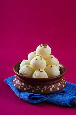 포토 JPG 해외이미지 디저트 사람없음 도자기 원형 사기그릇 냅킨 인도음식 라스굴라 해외포토 도형 그릇 음식 치즈 동양음식 파일형식 이미지허브