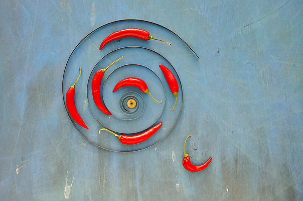 포토 JPG 해외이미지 라이프스타일 디자인 음식 백그라운드 컨셉 채소 재료 고추 아이디어 나선형 사람없음 목재 빨간색 파란색 금속 주방 시간 뜨거움 심볼 향신료 사인 후추 해외202004 해외포토 나무 컬러 무늬 재질 생활 향미료 파일형식 이미지허브