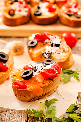 포토 JPG 해외이미지 음식 빵 조각 잎 양파 치즈 샌드위치 건강 마늘 어류 요리 사람없음 식당 검은색 식사 어둠 희망 이탈리아 신선 그릴 애피타이저 작음 다발 지중해 허브 상쾌 유기농 올리브 날것 슬라이스 연어 바질 브루스케타 블루치즈 전문 청어 개조 해외202004 해외포토 식물 웰빙 열매 감정 유럽 바다 컬러 채소 주방용품 유제품 상점 수중동물 크기 파일형식 이미지허브