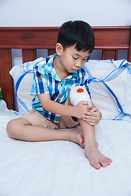 포토 JPG 해외이미지 어린이 건강 한명 사람 동양인 소년 치료 세로 약 건강관리 침실 고통 슬픔 침대 대접 도움 상처 사건 붕대 무릎 치유 해외202004 해외포토 1 남자 감정 가구 컨셉 의학 관리 인종 신체부위 파일형식 이미지허브