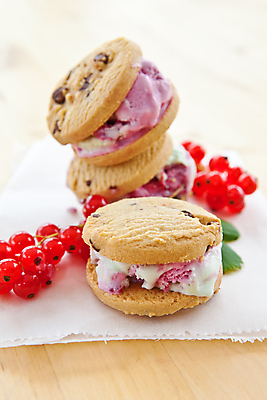 포토 JPG 해외이미지 종이 과일 딸기 아이스크림 디저트 사람없음 세로 컬러풀 초콜릿 추위 대접 신선 달콤 맛 크림 해외202004 해외포토 음식 컬러 컨셉 파일형식 이미지허브