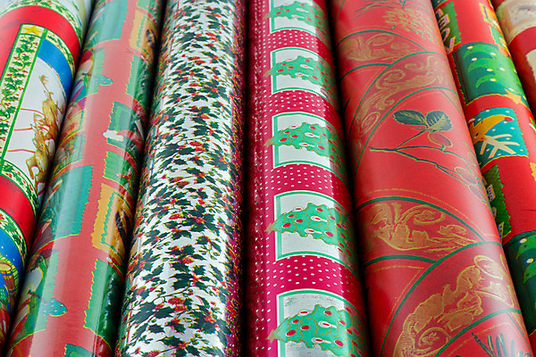 포토 JPG 해외이미지 종이 크리스마스 선물 사람없음 빨간색 산타클로스 덮개 두루마리 주기 포장소품 클라우스 해외202004 해외포토 기념일 컬러 포장 모션 뚜껑 오브젝트 포장재료 파일형식 이미지허브