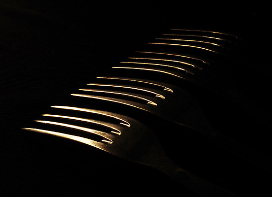 포토 JPG 해외이미지 모양 손 커플 음식 포크 요리 사람없음 금속 식당 검은색 기구 끝 우아함 은색 먹기 질감 고립 보유 조작 해외202004 해외포토 식기 컬러 컨셉 관계 모션 재질 신체부위 상점 파일형식 이미지허브