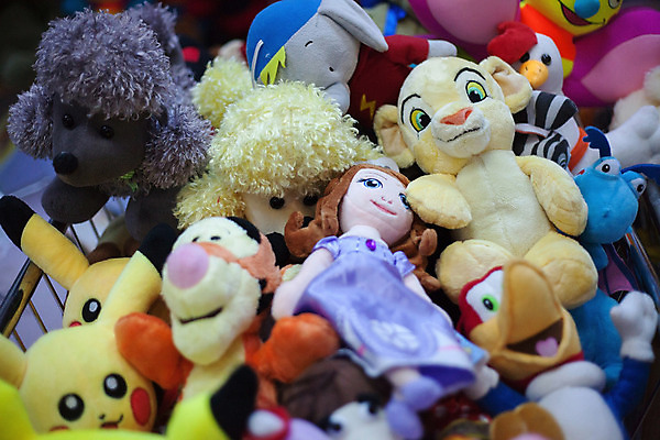 포토 JPG 해외이미지 동물 어린이 백그라운드 포옹 놀이 털 선물 사람없음 상자 컬러풀 장난감 쌓기 상점 축하 아기 구매 사자 수집 부드러움 솜털 폭식 고립 해외202004 해외포토 컬러 컨셉 포유류 안기 모션 사람 쇼핑 감각 파일형식 이미지허브