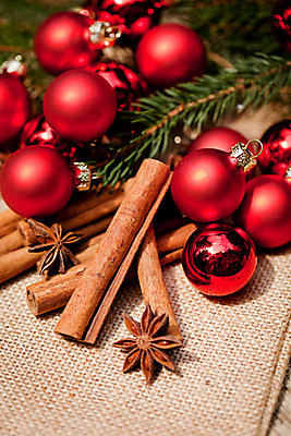 포토 JPG 해외이미지 잎 크리스마스장식 크리스마스 실내 사람없음 시나몬스틱 오너먼트 해외202004 팔각회향 해외포토 식물 기념일 내부 향신료 시나몬 파일형식 이미지허브